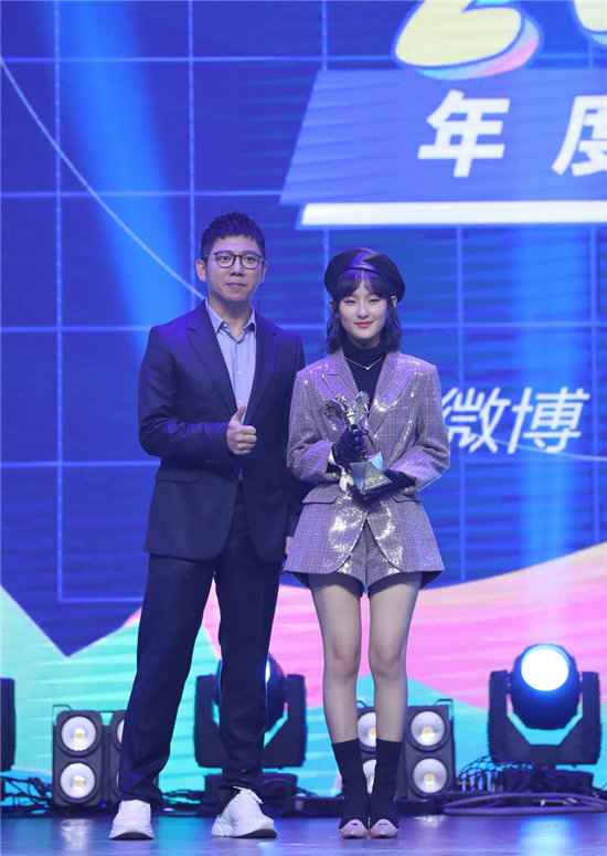 莫文蔚获封亚洲影响力歌手 蔡徐坤激动亲吻奖杯