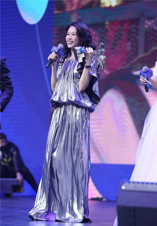 莫文蔚获封亚洲影响力歌手 蔡徐坤激动亲吻奖杯