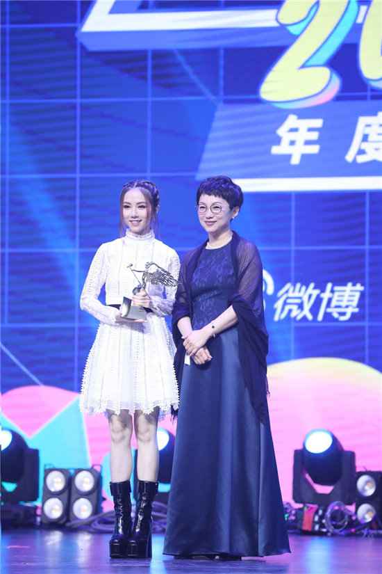 莫文蔚获封亚洲影响力歌手 蔡徐坤激动亲吻奖杯
