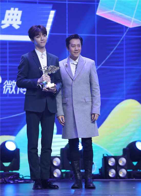 莫文蔚获封亚洲影响力歌手 蔡徐坤激动亲吻奖杯