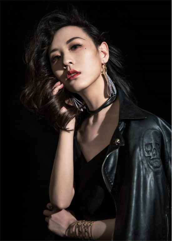 刘文君原创单曲《清晰的悲伤》MV上线