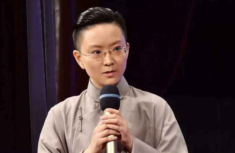 王佩瑜《瑜你台上见》笑谈国粹，巧用脱口秀节目推广京剧