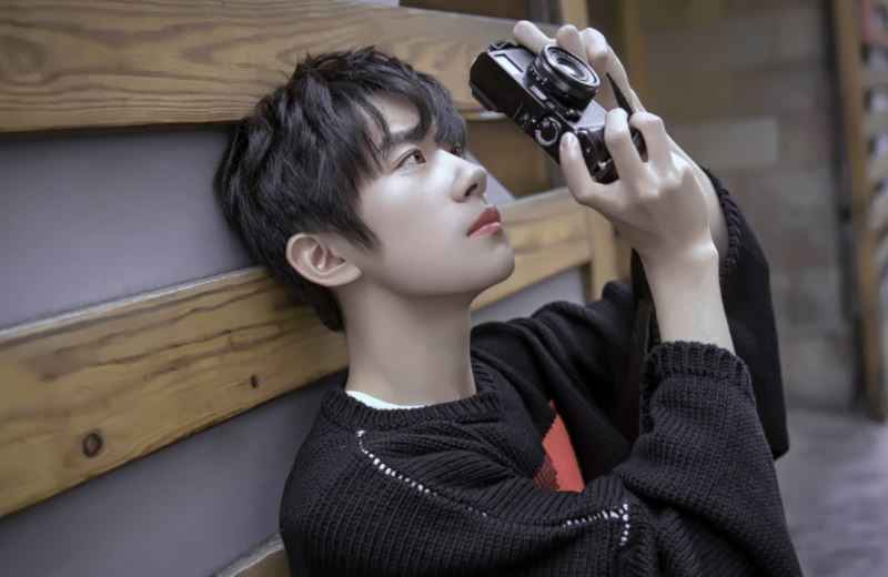 《朋友请听好》最新一期播出,易烊千玺新发型帅气又暖萌