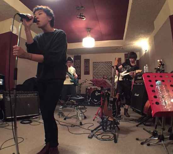 窦靖童晒乐队练歌照 打扮中性气场十足