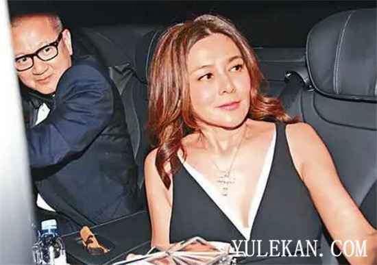 关之琳与光头男休闲逛公园是怎么回事?光头男是她男友吗?