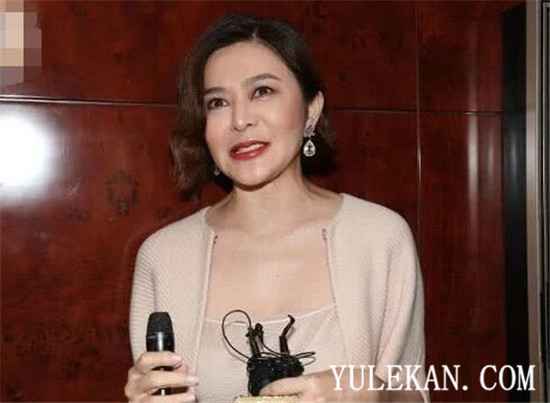 关之琳与光头男休闲逛公园是怎么回事?光头男是她男友吗?