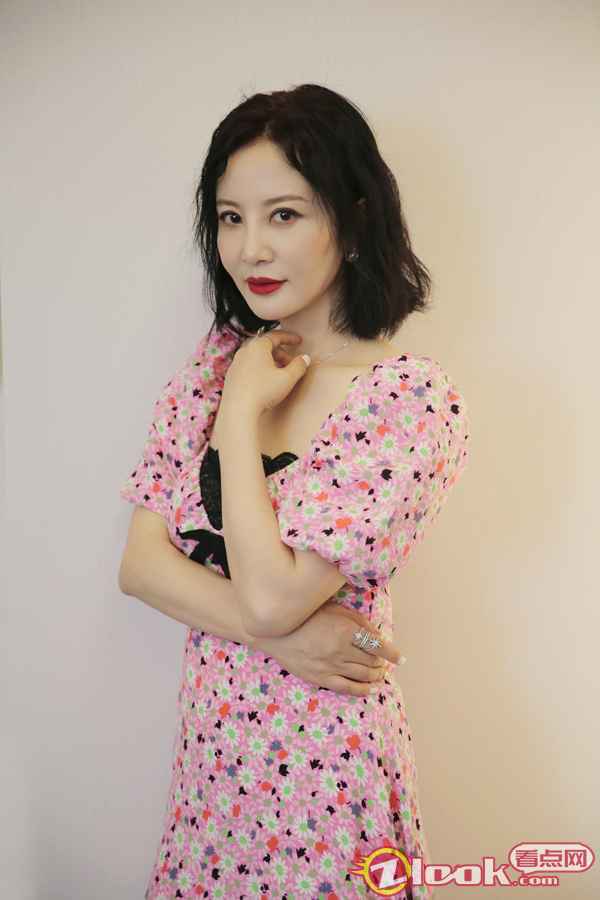 陶红现身电影《乡土》发布会 造型别致引人注目