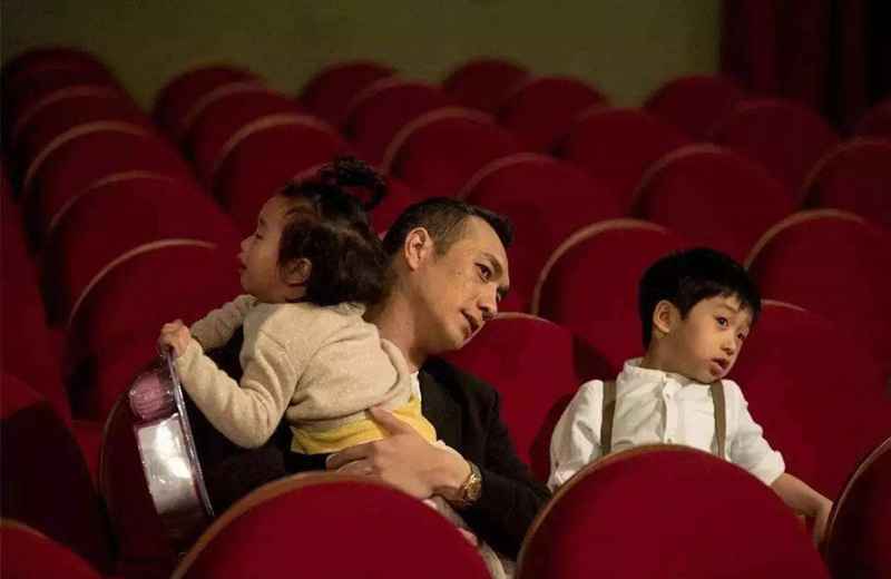 《天天向上》中,黄觉为孩子“拒绝网课”,不看重成绩手机随便玩?