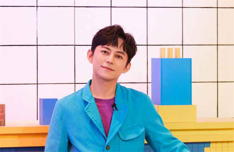 《歌手》总决赛引发争议，何老师主持卡壳，这个锅何老师可不背