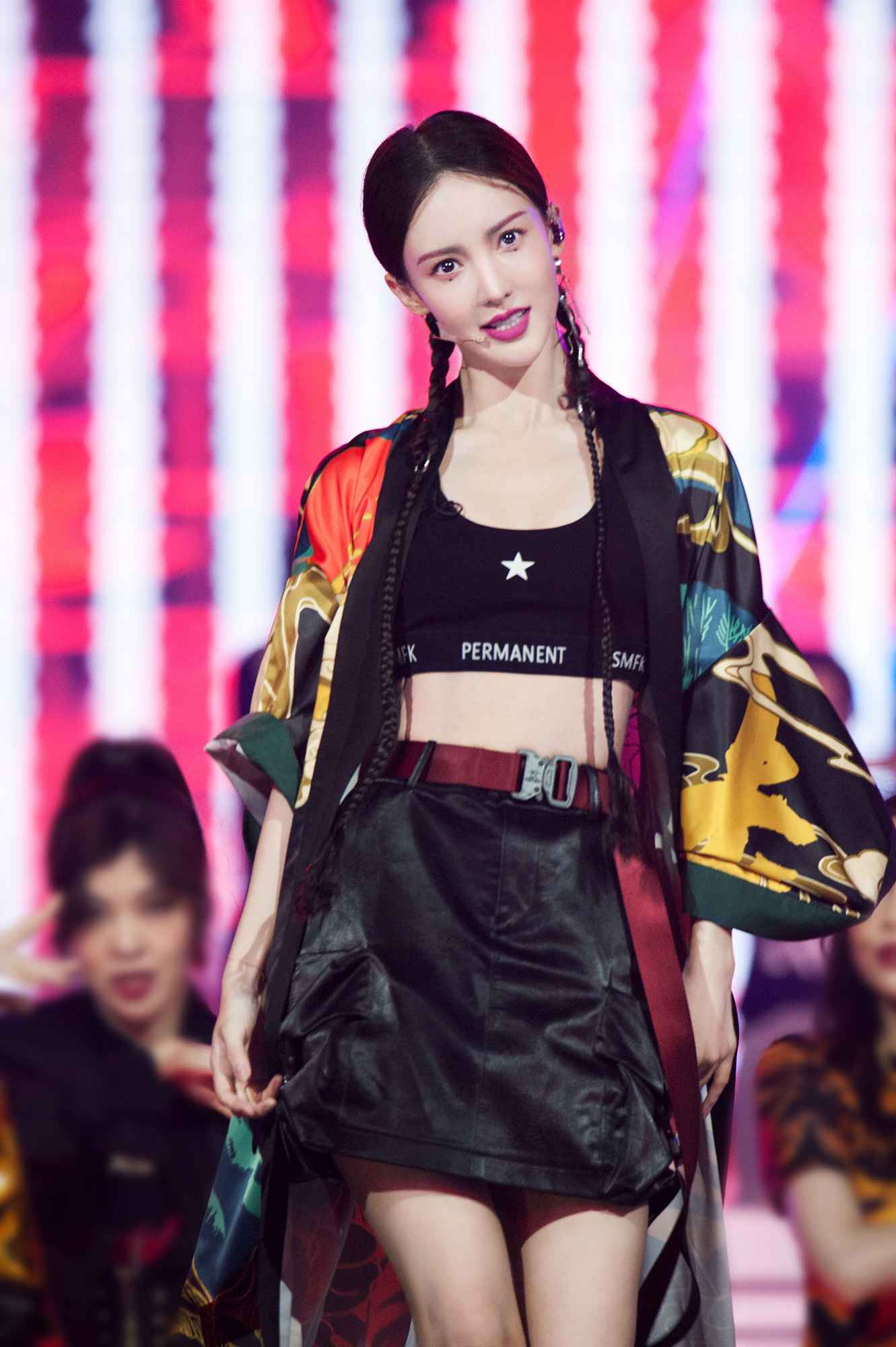 《乘风破浪的姐姐》迎来首轮公演 金晨大碗宽面火力全开