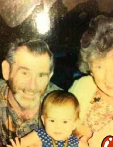 昆凌晒儿时旧照想看女儿是否像自己