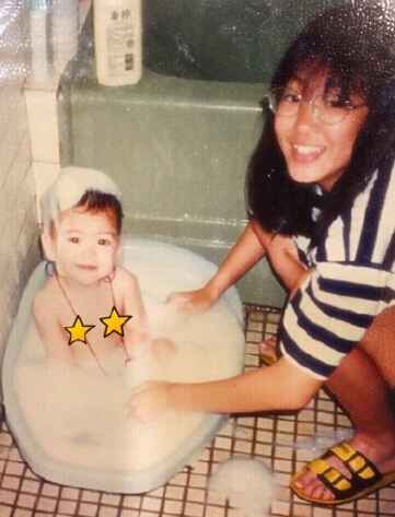 昆凌晒儿时旧照想看女儿是否像自己