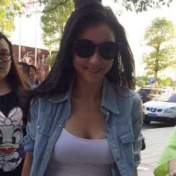 张柏芝现身笑容满面 上衣不系扣露好身材