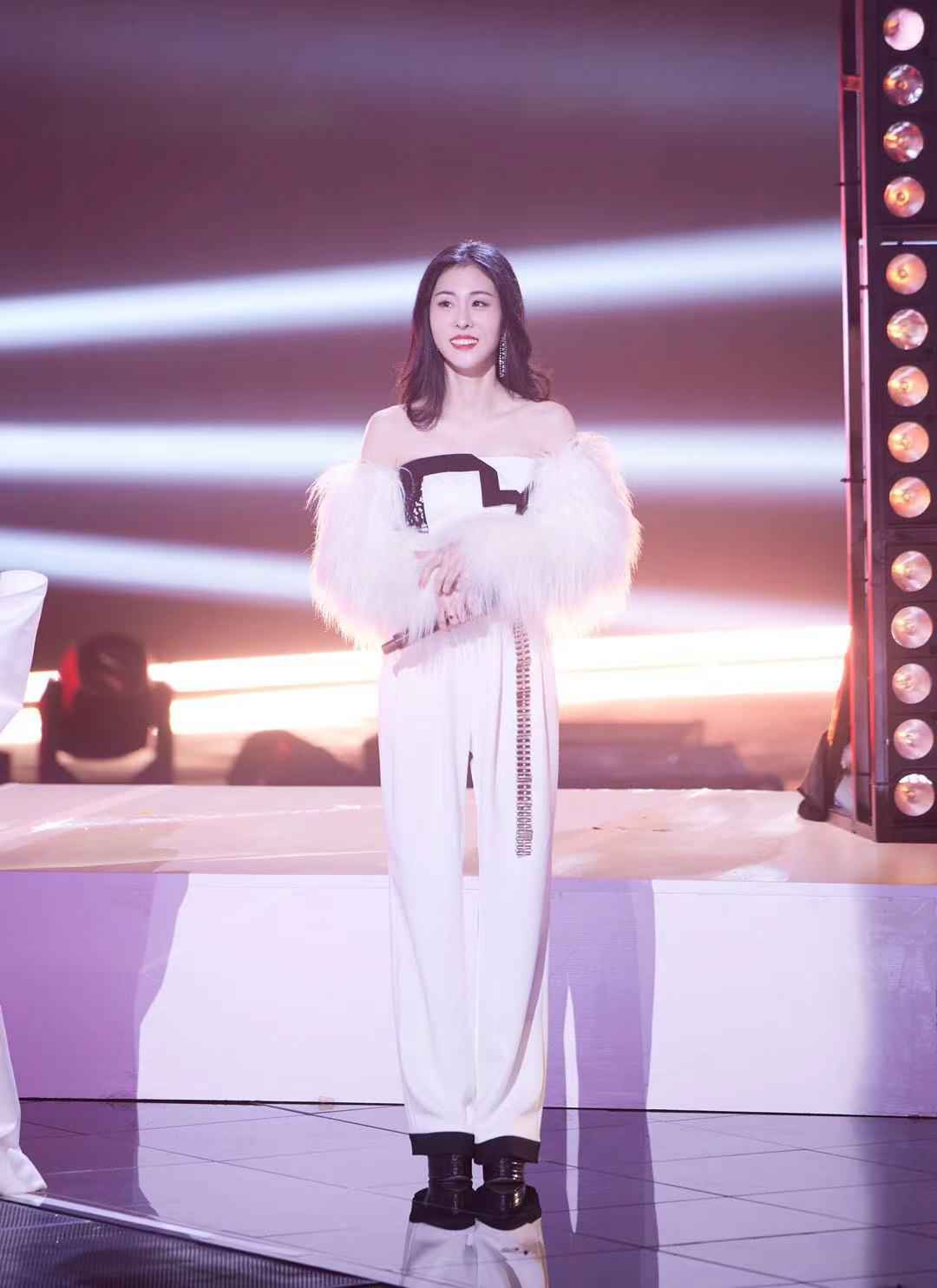 张碧晨回归好声音 助力那英寻天籁之音