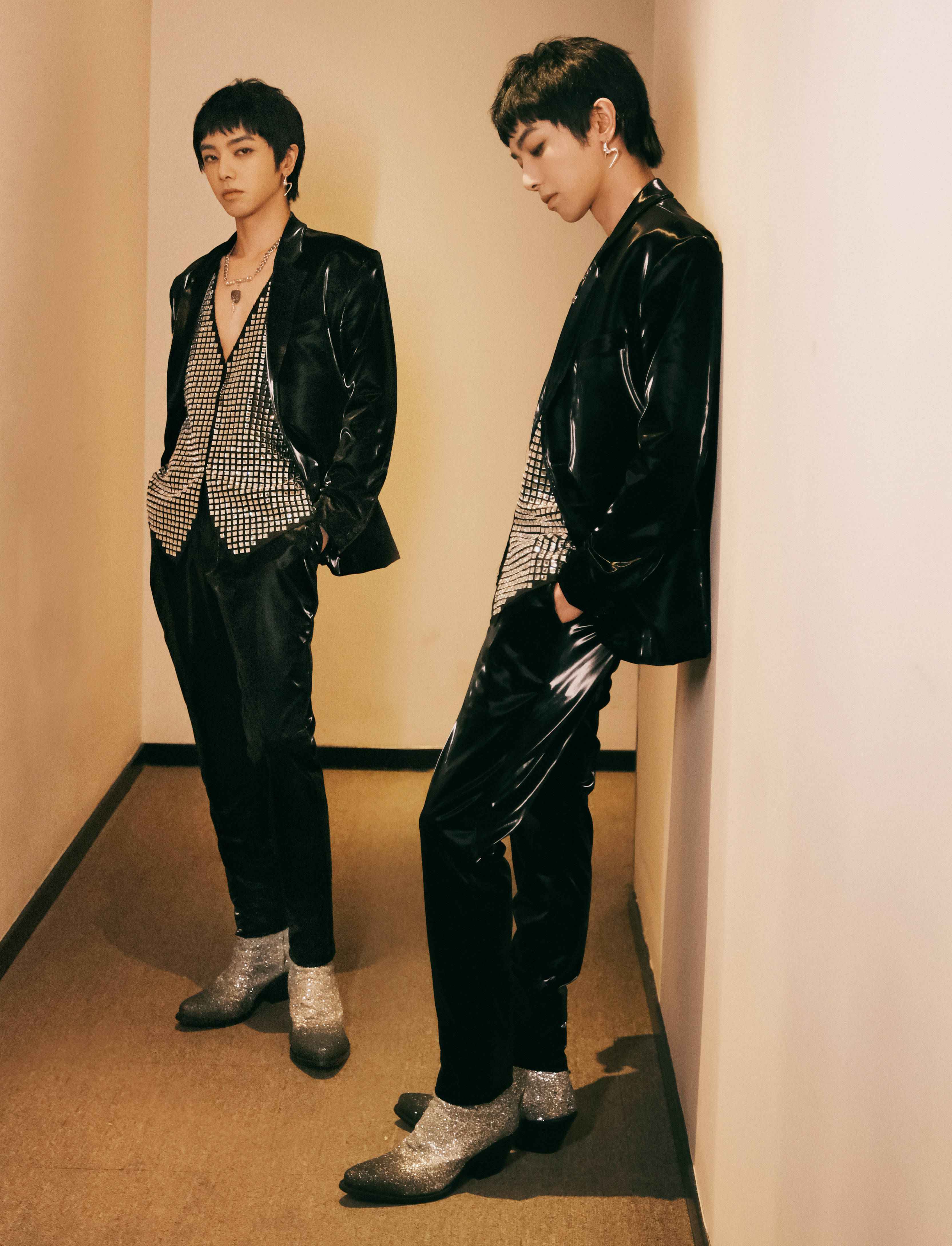 华晨宇黑色皮衣亮相活动 诠释燃炸高能舞台