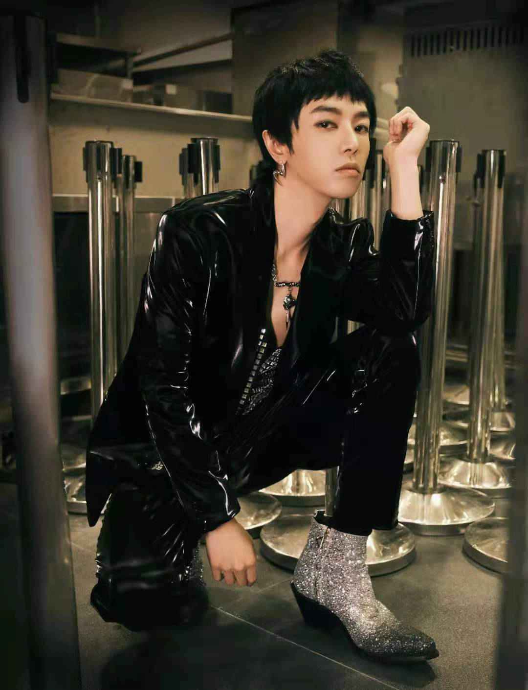 华晨宇黑色皮衣亮相活动 诠释燃炸高能舞台