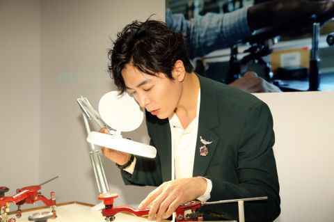 [图多]狮子馆长金材昱旋风访台 心疼粉丝淋雨直道歉