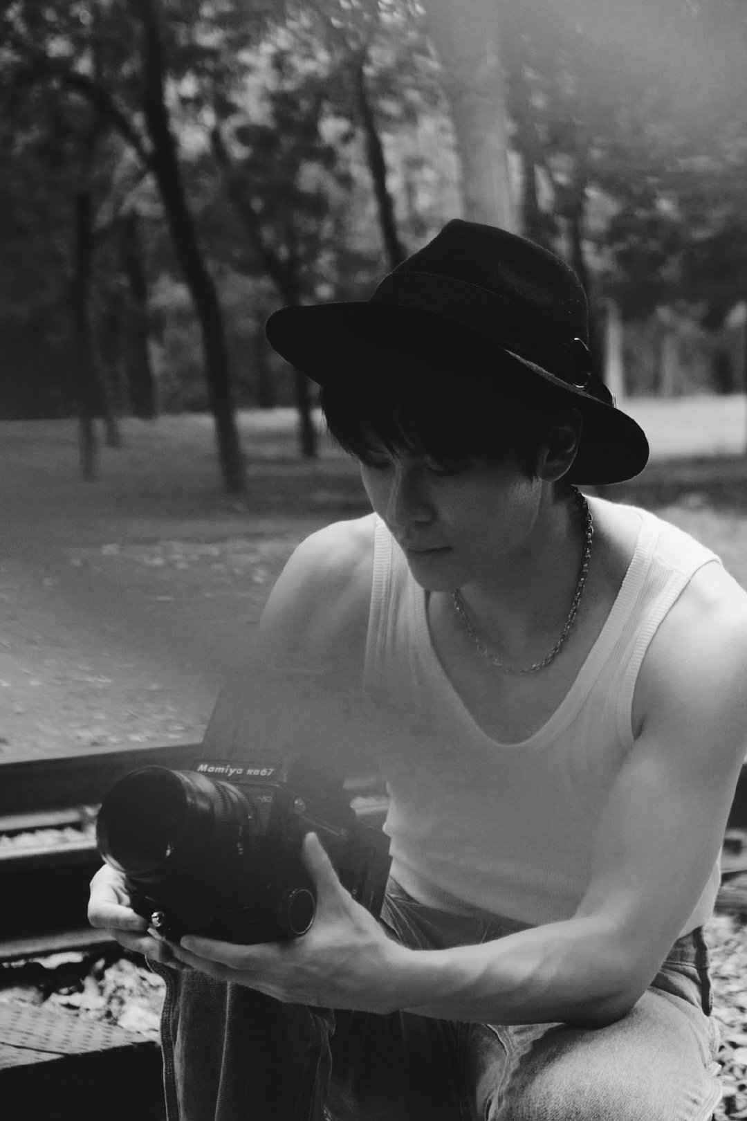 身材氛围都绝！王嘉夏日氛围感森系大片释出