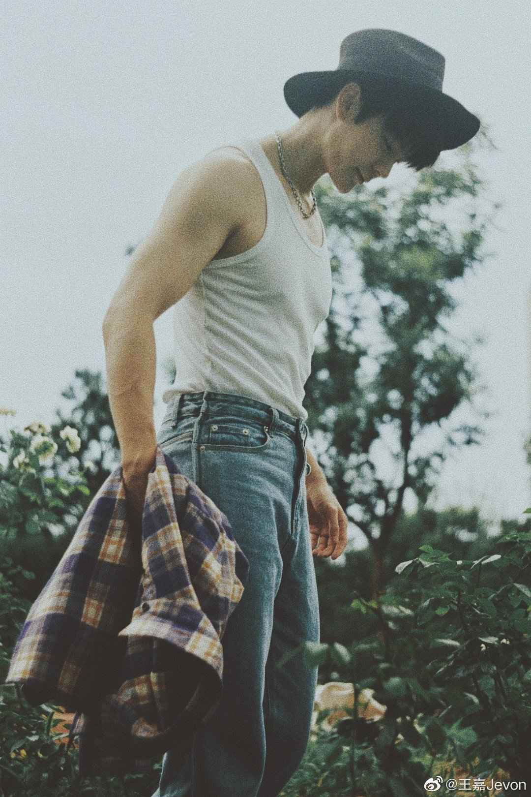 身材氛围都绝！王嘉夏日氛围感森系大片释出