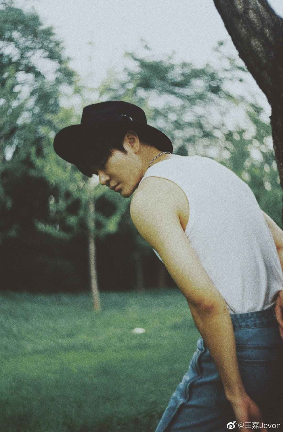 身材氛围都绝！王嘉夏日氛围感森系大片释出