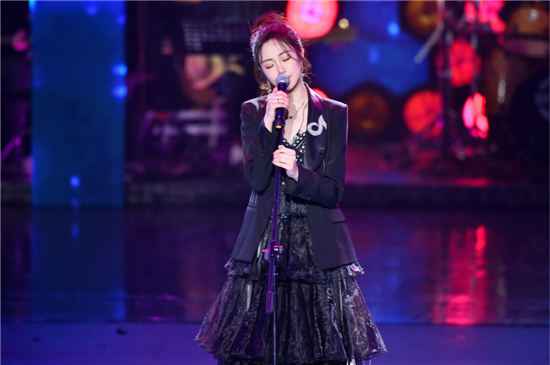 《跨界歌王》第九期《月半小夜曲》是谁演唱的？