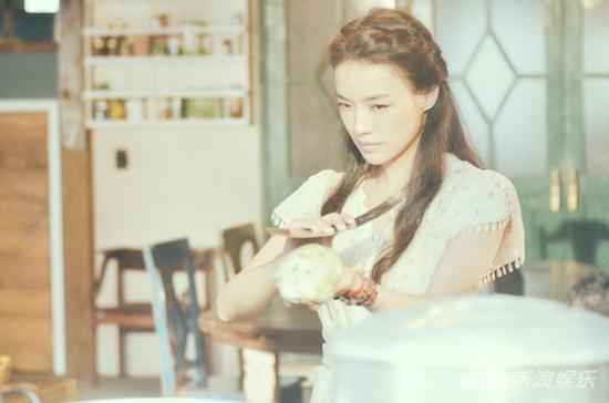 舒淇绑铅块湿身下海 当“侠女”刀工一流