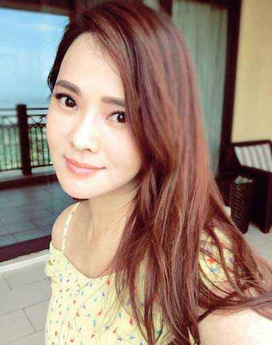 46岁伊能静穿碎花裙晒自拍 颜值嫩如少女