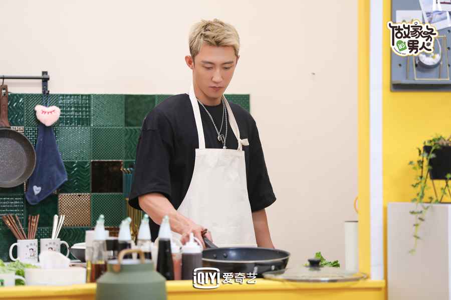 爱奇艺《做家务的男人》第三季 陈学冬董又霖郭采洁体验复古造型