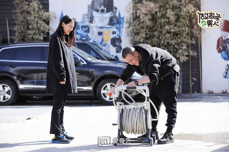 爱奇艺《做家务的男人》第三季 陈学冬董又霖郭采洁体验复古造型