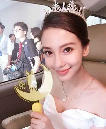 baby穿低胸礼服露香肩 被指撞脸吴昕