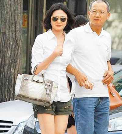 关之琳晒巨型粉钻戒 传与富豪男友好事将近