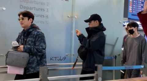 机场人多...担心弟弟邕圣佑走丢的姜河那暖心小举动！