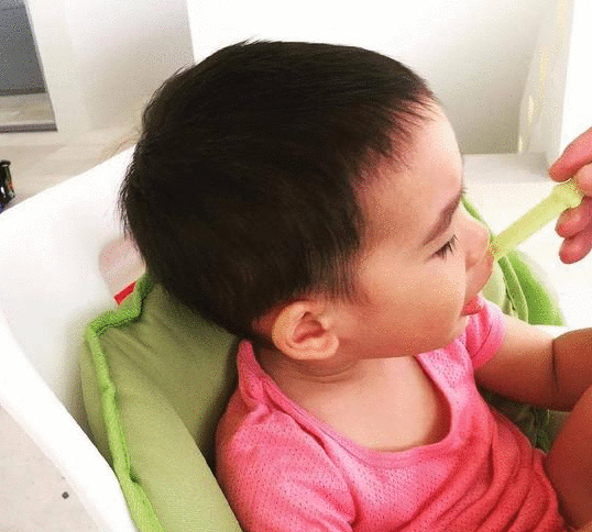 迷你版山鸡！陈小春儿子霸气吃饭 大哥范儿十足