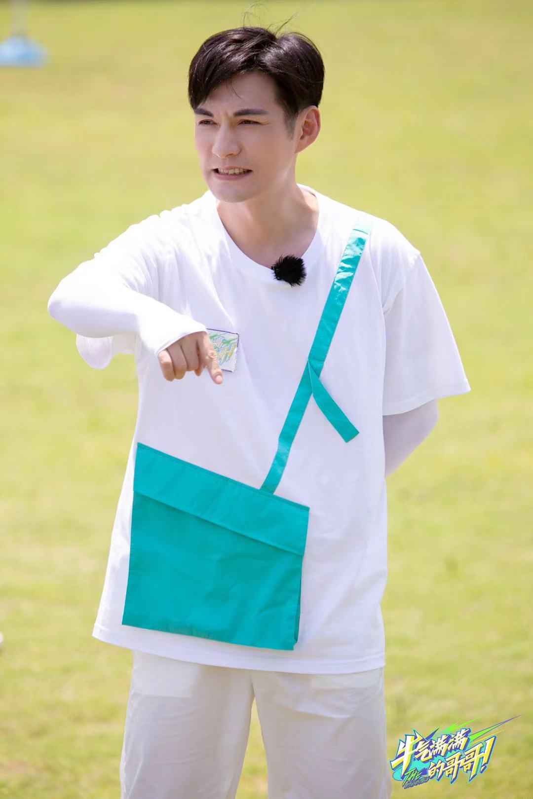 严屹宽青葱旧照首曝光 喜提“孪生兄弟”真假难辨原地爆笑