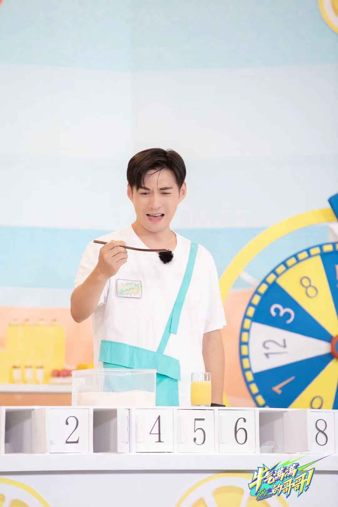 严屹宽青葱旧照首曝光 喜提“孪生兄弟”真假难辨原地爆笑