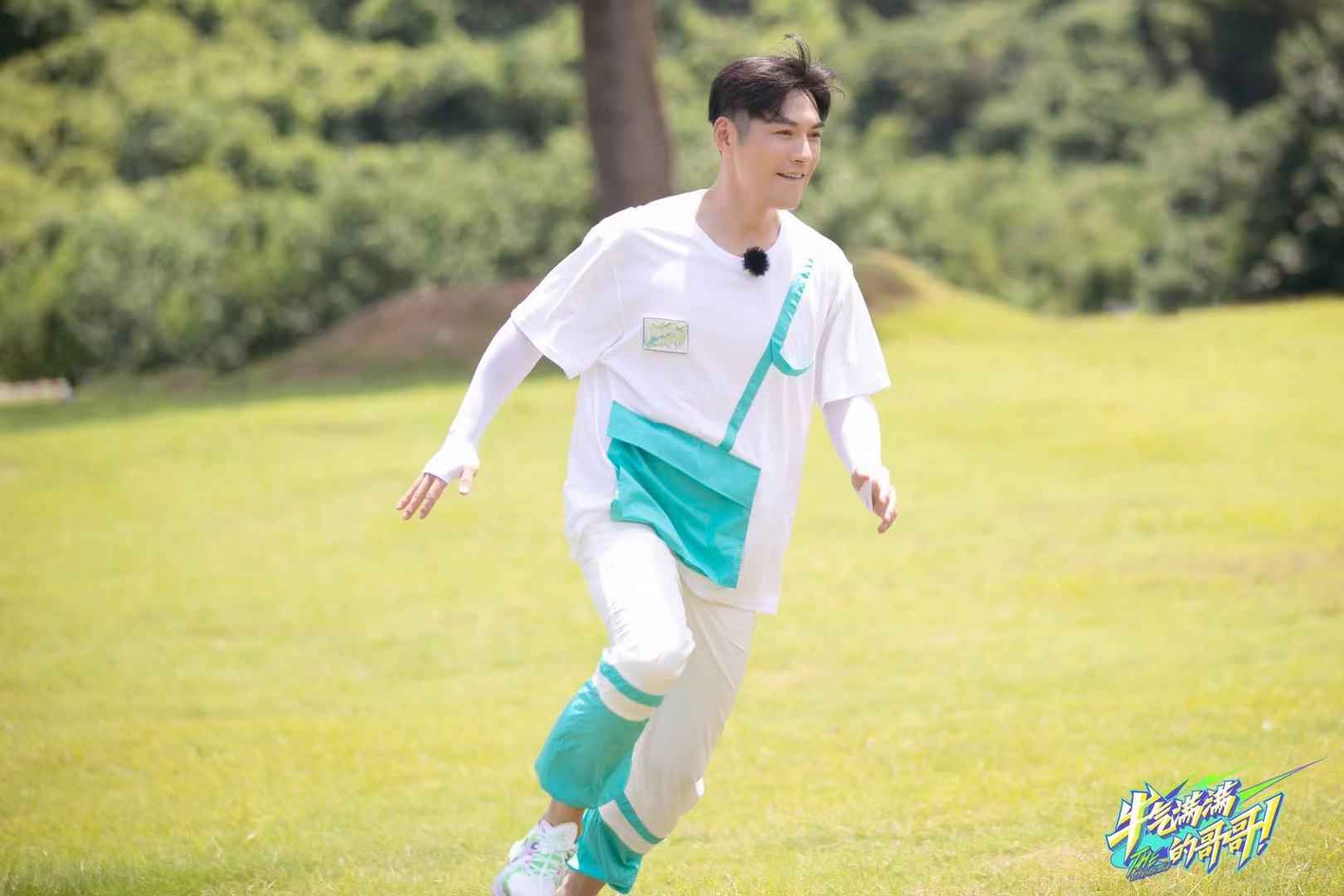 严屹宽青葱旧照首曝光 喜提“孪生兄弟”真假难辨原地爆笑