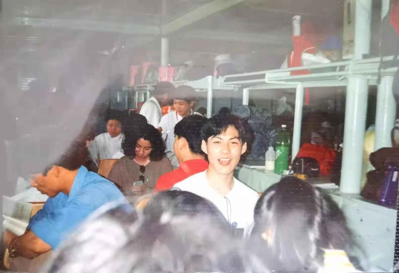 严屹宽青葱旧照首曝光 喜提“孪生兄弟”真假难辨原地爆笑