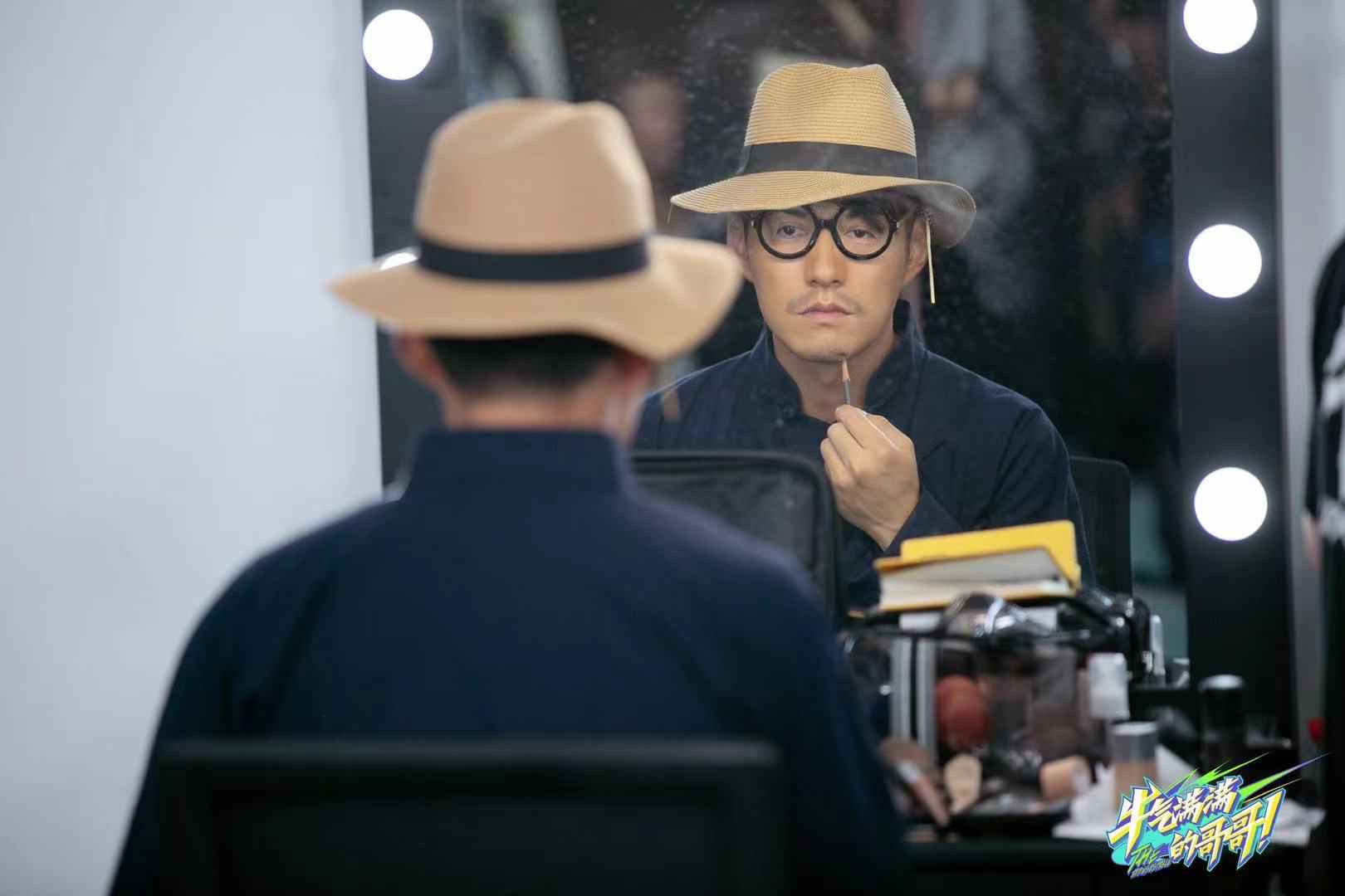 严屹宽青葱旧照首曝光 喜提“孪生兄弟”真假难辨原地爆笑