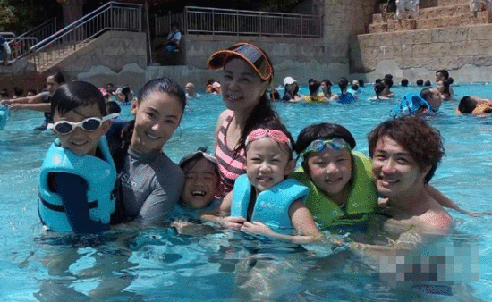 张柏芝逢出门就被“集邮” 本人太美星光挡不住