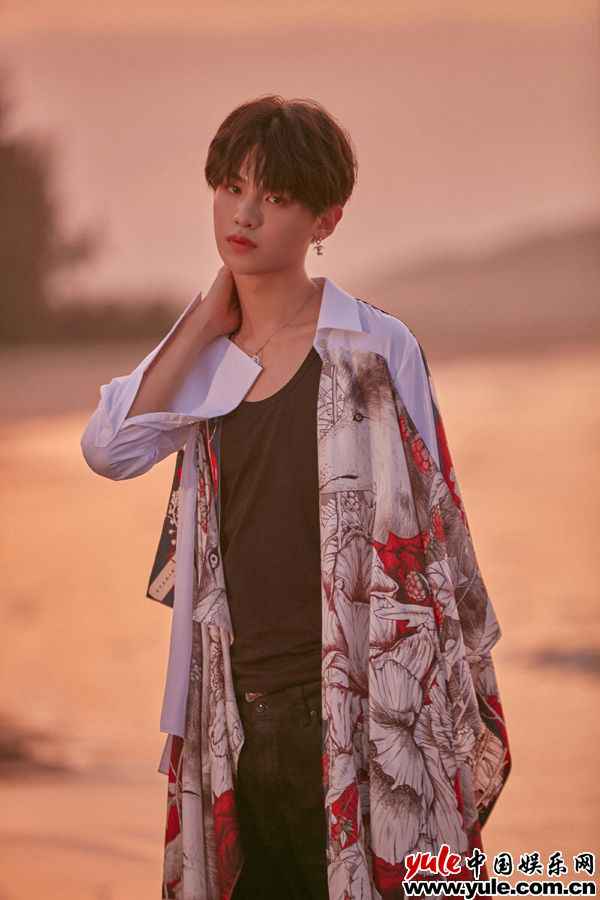 黄明昊夏日海岛风MV《U》上线 奔赴浪漫世界极具电影质感