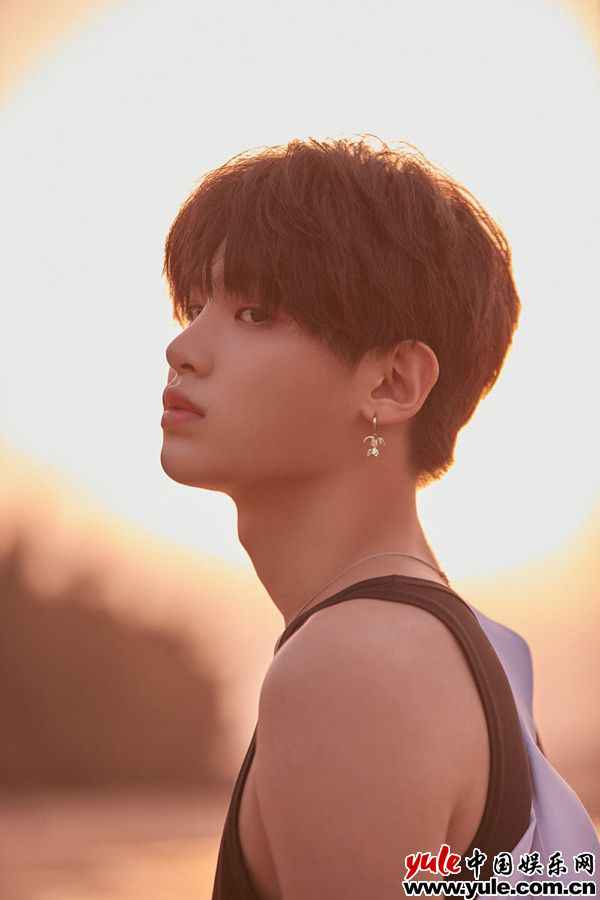 黄明昊夏日海岛风MV《U》上线 奔赴浪漫世界极具电影质感