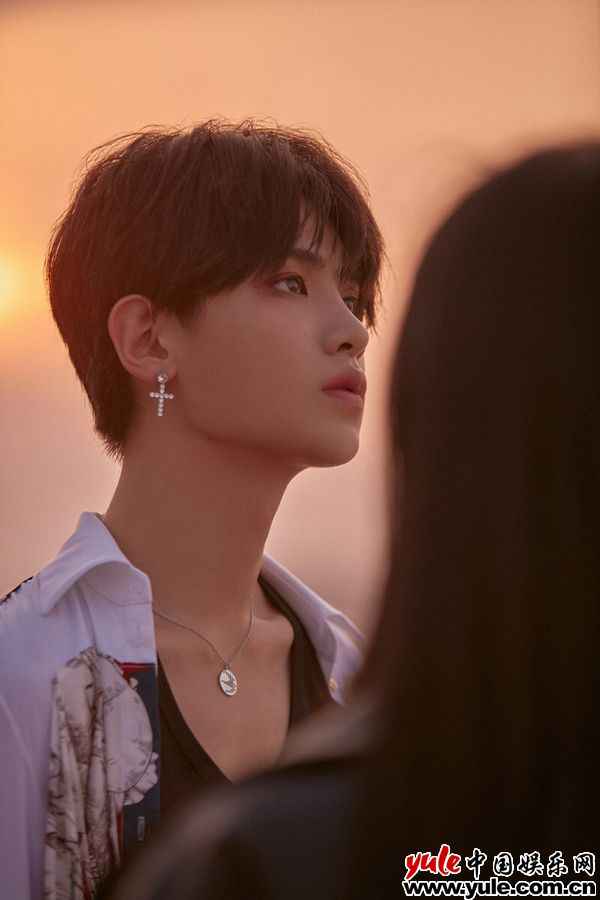 黄明昊夏日海岛风MV《U》上线 奔赴浪漫世界极具电影质感