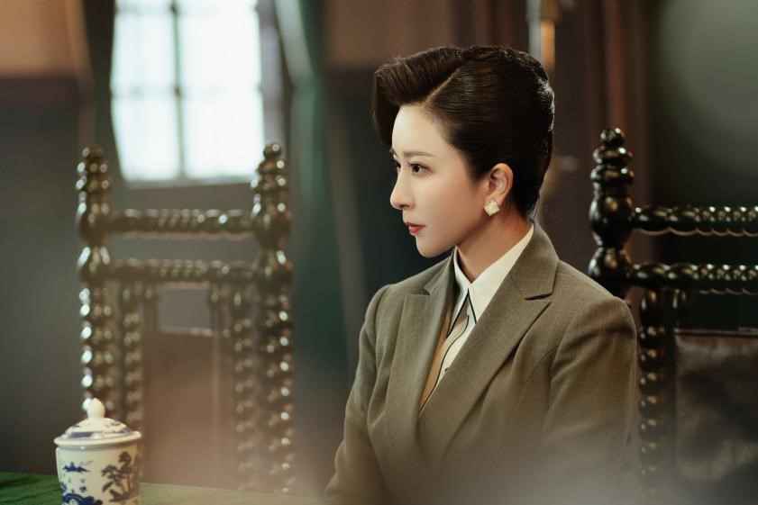 民国造型谁惊艳？王鸥华丽，刘诗诗惊艳，看了伊丽媛才知道气质有多重要