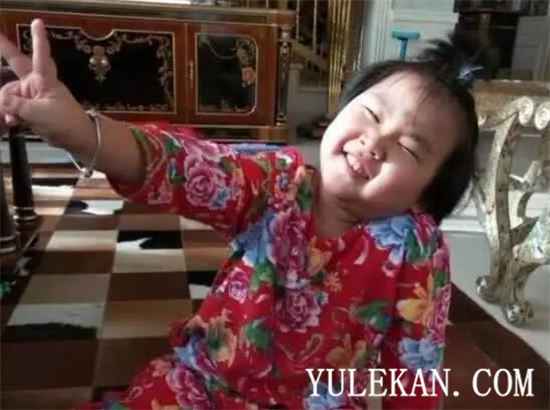 郭德纲小儿子和哥哥郭麒麟长的像吗？小儿子几岁了？