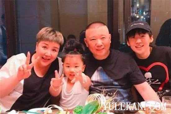 郭德纲小儿子和哥哥郭麒麟长的像吗？小儿子几岁了？