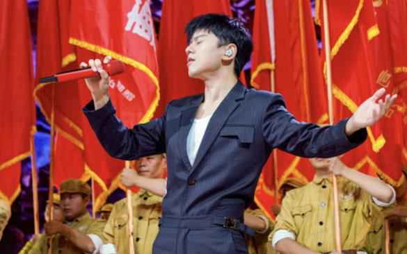 张杰参加英雄儿女文艺晚会 独唱《微笑着胜利》致敬英烈