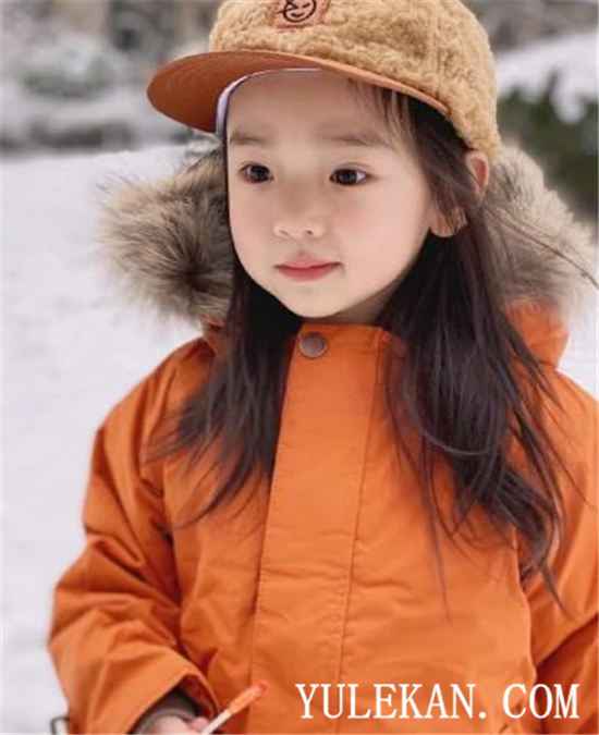 小酒窝雪地萌照像谁？董璇女儿小酒窝几岁了？