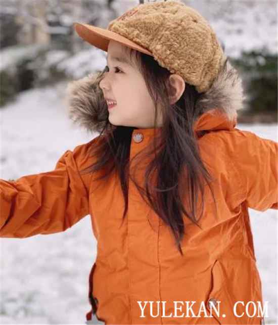 小酒窝雪地萌照像谁？董璇女儿小酒窝几岁了？