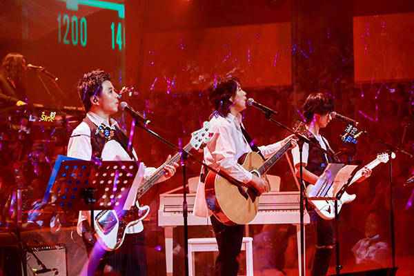 水木年华进校园庆祝毕业季 清华男团再现经典曲目