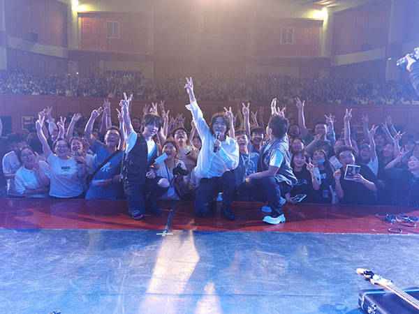 水木年华进校园庆祝毕业季 清华男团再现经典曲目